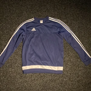 Adidas tröja - Strl M 21” pit to pit 27,5” shoulder to bottom