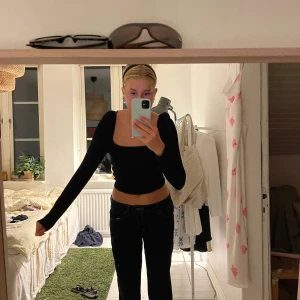 Supersnygg svart topp - Snygg och trendig topp med djup urringning! Från Gina tricot i storlek S. Säljer då den inte kommer till användning, i nyskick endast använd 1 gång! Köparen står för frakten!