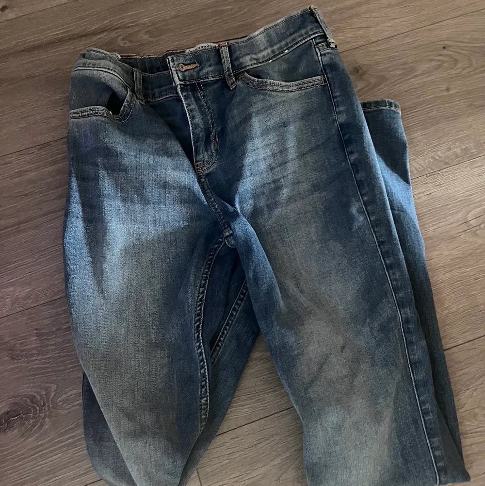 Ett par fina lågmidjade jeans som är utsvängda:) inga fläckar eller skador<3. Jeans & Byxor.