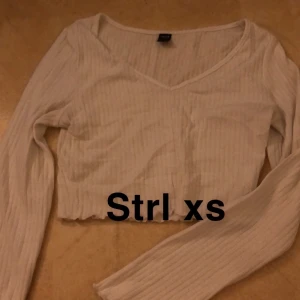 Tröja  - Långärmad fin tröja med en liten urringning 