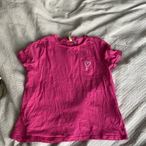 T-shirts - En super söt rosa topp från h&m. Stryk innan frakt om du önskar de❤️ köparen står för frakti