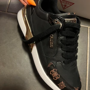 Guess skor nya  - Guess skor köpta på Rizzo i Stockholm  Fick dom i studentpresent och är tyvärr för små dom är storlek 40 och är inköpta för 1.299kr Bud elelr prisförslag, vill bli av med dom💗