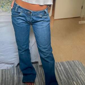 As snygga jeans, bekväma, och väldigt inne bootcut jeans, har flera styckna liknande, så får inte så mycket användning av dem. Jag har storlek S och dessa sitter bra, men skulle passa någon med storlek M också☺️