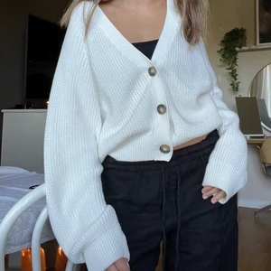 Monki kofta  - Säljer denna kofta från Monki i jättefint skick. 💞