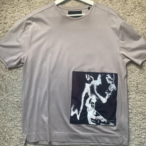 Limitato T-shirt storlek M - Storlek M Sitter relativt stort  Priset kan diskuteras vid snabb affär Möts upp i Göteborg 