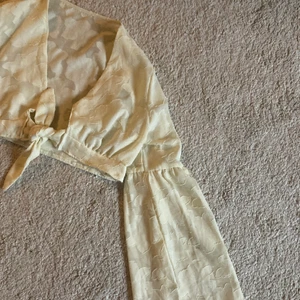 Vit knyttopp - Jättefin knyttopp med blommor