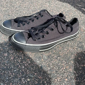 Låga svarta converse  - Låga svarta converse i storlek 37. Som nya! 🌸