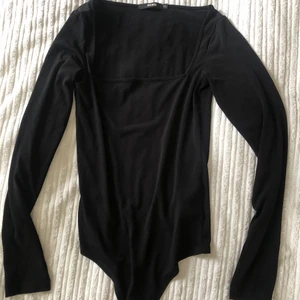 Svart långärmad body - Svart långärmad body från Bikbok strlk XS. Funkar för S med. Jättefin square urringning. Sitter figursytt. Väl använd i mycket gott skick. 