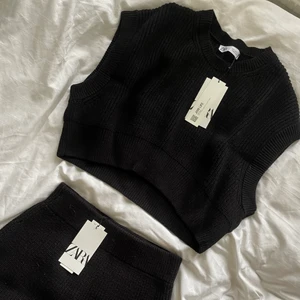 Stickad väst  - Oanvänd stickad väst från Zara med prislapp på, säljer även den stickade kjolen i en annan annons! Möts upp och fraktar🌸