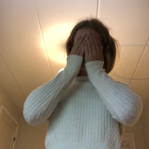 Fin stckad kortare tröja - Fin stickad kortare tröja. andvänd fåtal gången pris diskuteras