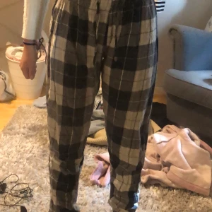 Pyjamasbyxer - Fina  pyjamas byxor från cubus, har ett litet hål men inget man märker.lite korta på mig som är 168, priset får diskuteras