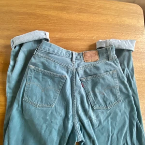 Levi’s jeans - Snygga byxor från Levis men okända fläckar! Inte testat att ta bort de mer än i vanlig 40° maskin. Kan ju användas om man tänkt att bleka jeansen eller orkar försöka få bort! . 