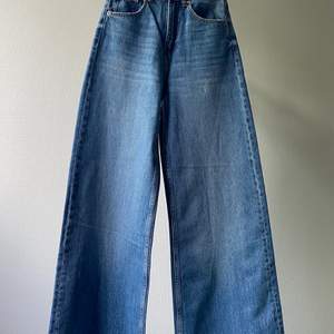 Nyinköpta blåa, vida jeans från Bershka med hög midja. Storlek 32/XXS men skulle säga att de snarare är storlek 34/XS. Avklippta nedtill. Säljer då de är lite för tighta för mig. Kan mötas upp eller frakta mot betalning.