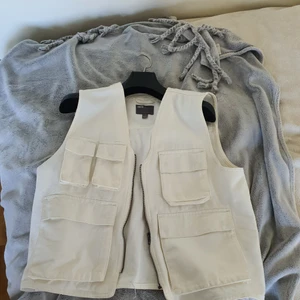 Vit tygväst - Från ASOS. Använd 1gång. Storlek M