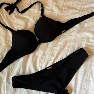 Bikinis  - Svart bikini köpt på new yorker. Använt max 3 gånger. Säljer pågrund av att den är för liten för mig. Har klippt bort tvättlappen och minns ej storleken men skulle gissa S, B kupa.💋