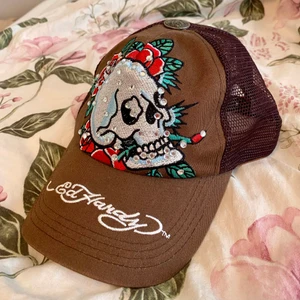 Ed hardy keps  - Säljer en ed hardy keps. Ställbar, fint skick🍒 köpare står för frakt:)