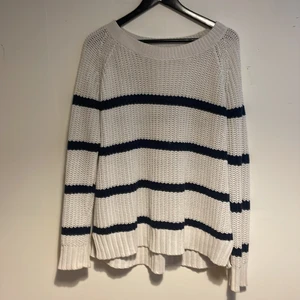 Lindex randig tröja  - Stickad tröja från Lindex i storlek L. Mått 53 x 69 cm, köptes av en tjej på plick för ungefär ett år sedan och är i ett okej skick. Vid eventuella funderingar eller för fler bilder hör gärna av dig till mig 💗😊