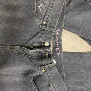 Grå jeans från Sand - Snygga grå vintage jeans från Sand🥰 Passar S men även stretchiga så kan funka för kringliggande strl💕 Straight/skinny modell