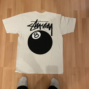 Stussy 8 Ball T-shirt - Skön stussy tischa med 8 Ball tyck, aldrig kommit till använding, bara använd 1 gång. Finns ej att få tag på online vad jag vet o kvitto finns. 550kr shipped o inga bud! 