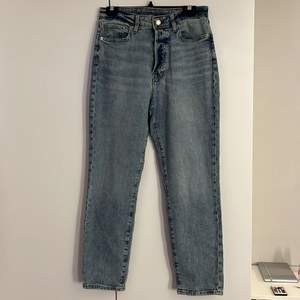 Fina ljusblå MOM jeans från H&M. Aldrig använda. Sitter jätte bra, sköna & stretchiga i strl 40. 