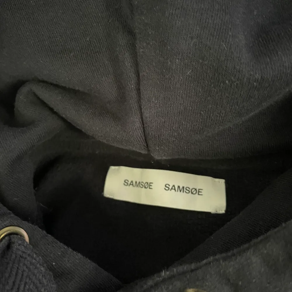 Samsøe Samsøe hoodie köpt på Volt för nypris på 1400kr, knappt använd (skick enligt bild). Storlek M och köparen står för frakt (60kr)!. Hoodies.