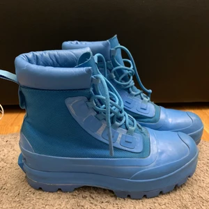 Ambush x converse  - Ambush x converse duck boot  Storlek 39,5 fits 39 Använda vid två tillfällen under en festival Skick 7/10  Nypris 2400kr  Säljer mina för 1100 