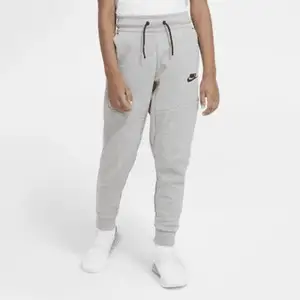 Hej jag säljer mina gråa Nike tech fleece byxor. De är andvända ett par gånger men är i mycket bra skick. Köparen står för frakt .