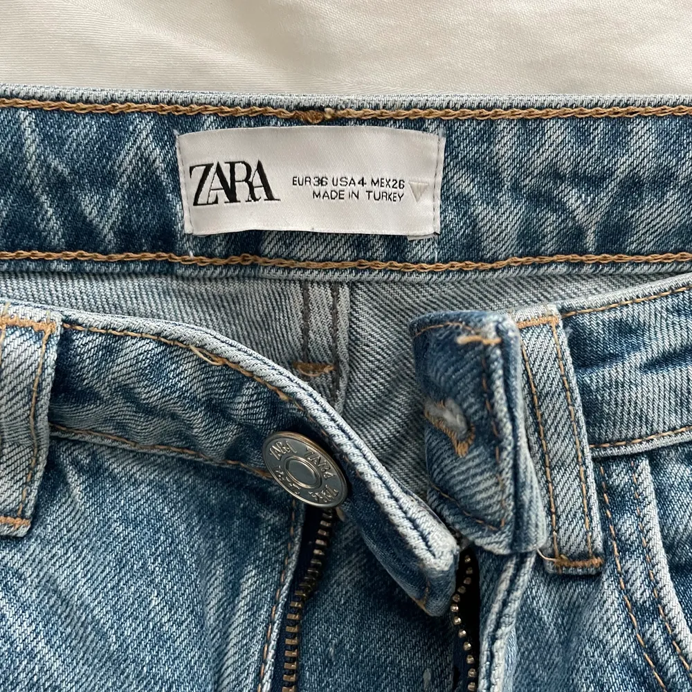 Momjeans från zara i strl36. Endast använda ett par gånger. Säljer för 100kr+frakt. Jeans & Byxor.