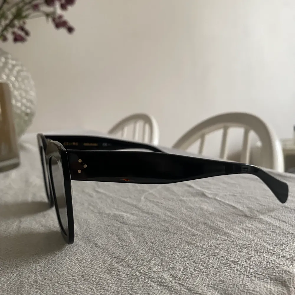 Solglasögon från Celine i modellen CL 41444, svarta, nässkydd i plast. Kommer med fodral samt putsduk. Skickar gärna mer bilder! . Accessoarer.