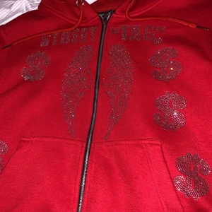 Rhinestone Hoodie  - Röd Street tag rhine Stone Hoodie storlek S använts några gånger bara