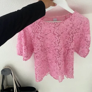 En blommig rosa blus.  - En blommig rosa blus från MQ. Använt fåtal gånger. Storlek S. Frakt ingår inte i priset!! 