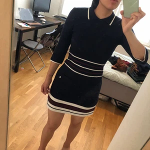 Dress “el ganso” - Nice dark blue dress! Perfect for autumn. It fits well to your body type. It’s a standard size but an S/M would be just fine. 