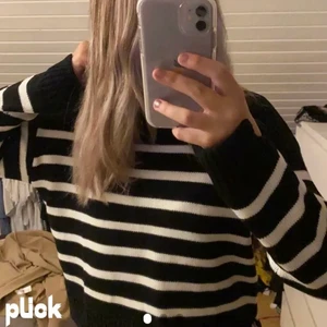 Stickad tröja  - Buda bara om du är säker på att köpa. Stickad tröja som aldrig är använd. Passar xs-m❤️ Köparen står för frakten som är 66kr❤️