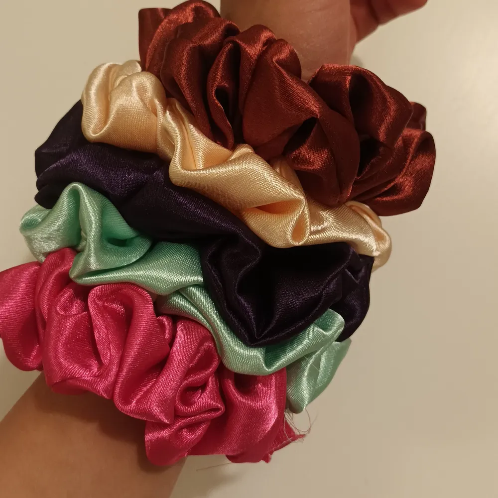 L,M,S size of satin hairband scrunchies. Available in green ,purple,pink,brown . Accessoarer.