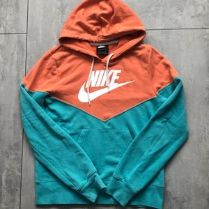 Nike hoddie S - Jättefin Nike hoddie i storlek S! Fint skick på tröjan, vid frågor skriv i pm💙🧡