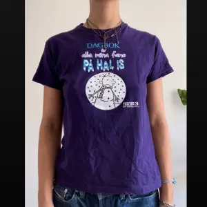 Gullig t-shirt med tryck från ”Dagbok för alla mina fans”. Sitter jättefint.🔒