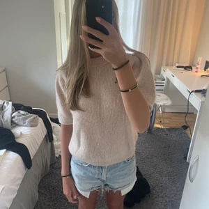 Stickad T-shirt  - Jättefin stickad T-shirt som jag säljer då jag har liknande, köptes för ca 600 och har använts 2-3 gånger, köparen står för frakt 💓 TRYCK INTE PÅ KÖP DIREKT!