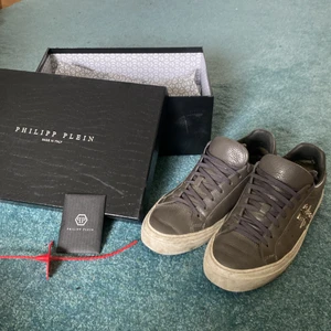 Philipp Plein skor stl: 42 - Philipp plein skor i storlek 42  Säljer nu dessa grå speakers från phillip plein.  Är i använt skick och ganska slitna som man ser på bilderna. Men också därför som säljs så pass billigt.  Box, och tags medföljer vid köp. Nypris cirka 4500 kr 