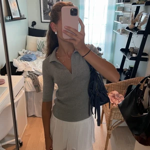 Topp från Nakd - ribbad topp från Nakd i jättefint skick! Storlek xxs men är stor i storleken, passar mer Xs eller S!💕 Möts upp i Sthlm Elr fraktar men då står du för frakten✨ !! Kolla gärna in mina andra annonser !!!🤩