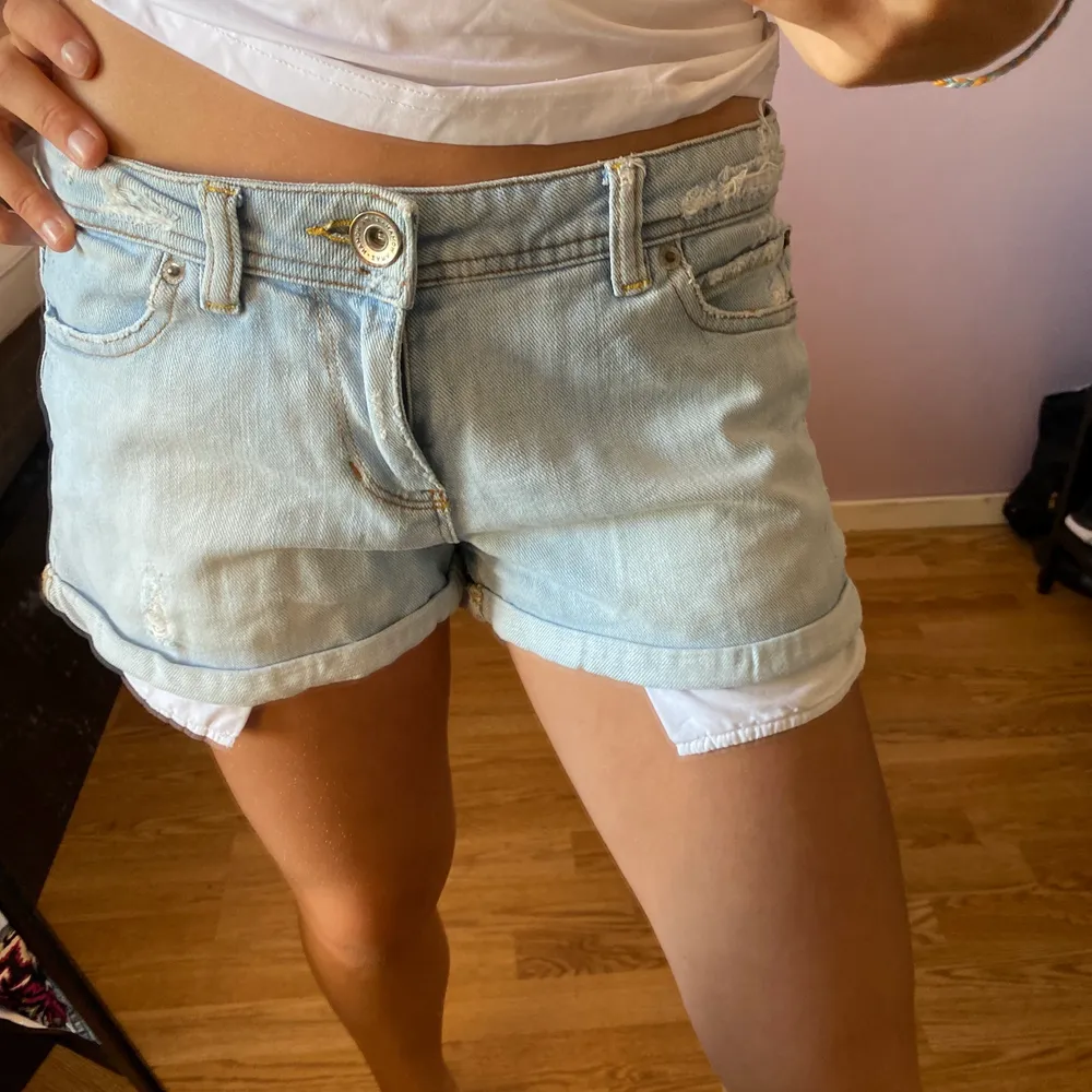 Jeans shorts vintage tror de kan vara från hm, 250kr. Shorts.