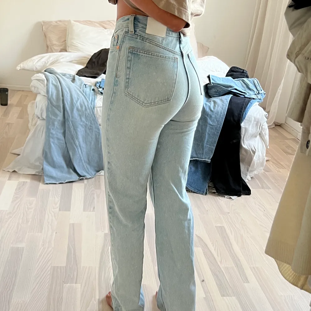 Jättefina lågmidjade jeans i bra skick, säljer för att dom blivit försmå, perfekt i längden på mig som är 160cm. Jeans & Byxor.