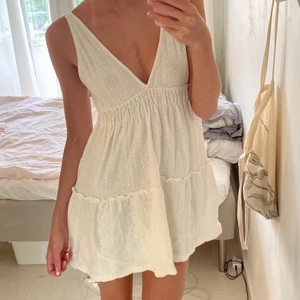 Klänning - Söt sommarklänning från pull & bear! Ser fläckig ut på bilden men det är bara ljuset💕 använd max 2 gånger.