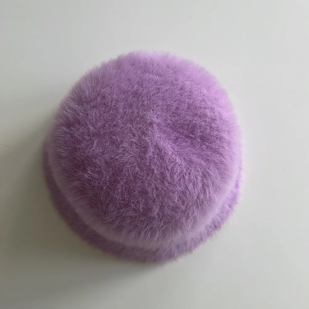 Fluffy light purple bucket hat . Asusteet.