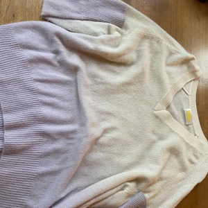 From future långärmad tröja - Denna tröja är en skön långärmad ganska varm tröja i cachemire, den är i storlek S men sitter som typ en M ordinarie pris var 1800 men säljer för halva pris då jag andvända den