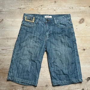 L&X jeansshorts - Långa L&X jeansshorts i gott skick, har ej använt mycket, långa byxben, size 33 (europeisk storlek), ganska stora i midjan