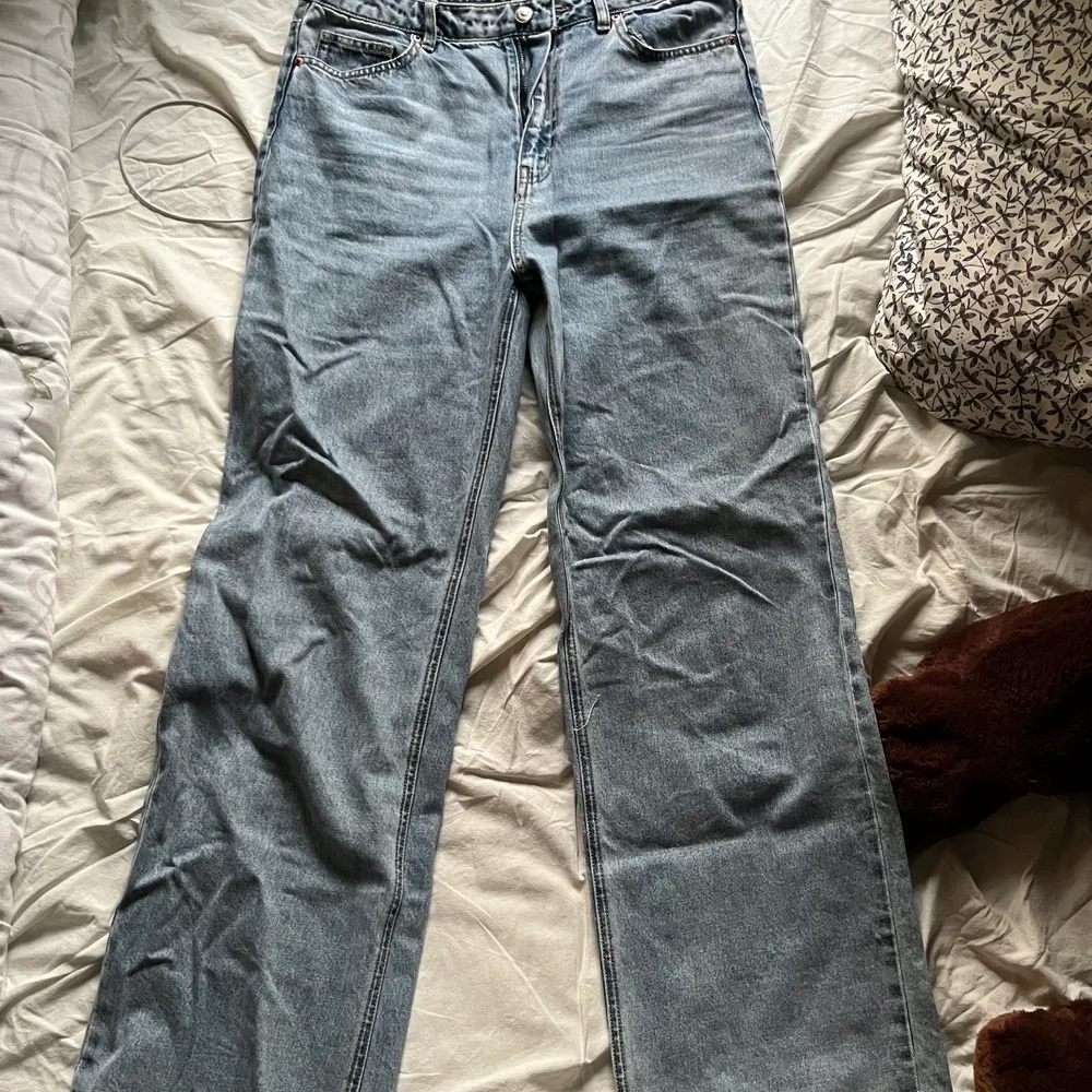 High waist ljusblå jeans från H&M. Om du har några frågor så är det bara att kontakta! :). Jeans & Byxor.