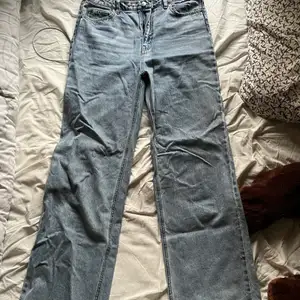 High waist ljusblå jeans från H&M. Om du har några frågor så är det bara att kontakta! :)