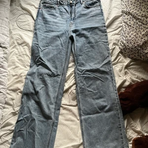 Jeans - High waist ljusblå jeans från H&M. Om du har några frågor så är det bara att kontakta! :)