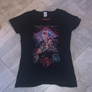 Stranger Things T-shirt  - Stranger things t-shirt i helt nytt skick. Fick i julklapp två år sen men den va för liten så därför säljer jag den nu! Det står M men är väldigt tajt o liten så skulle säga att det är Xs/S❤️ 