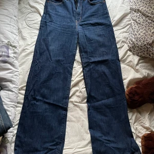 Levis jeans - Ribcage wide leg jeans i mörkblå färg från Levis. Om du har några frågor så är det bara att kontakta! :)